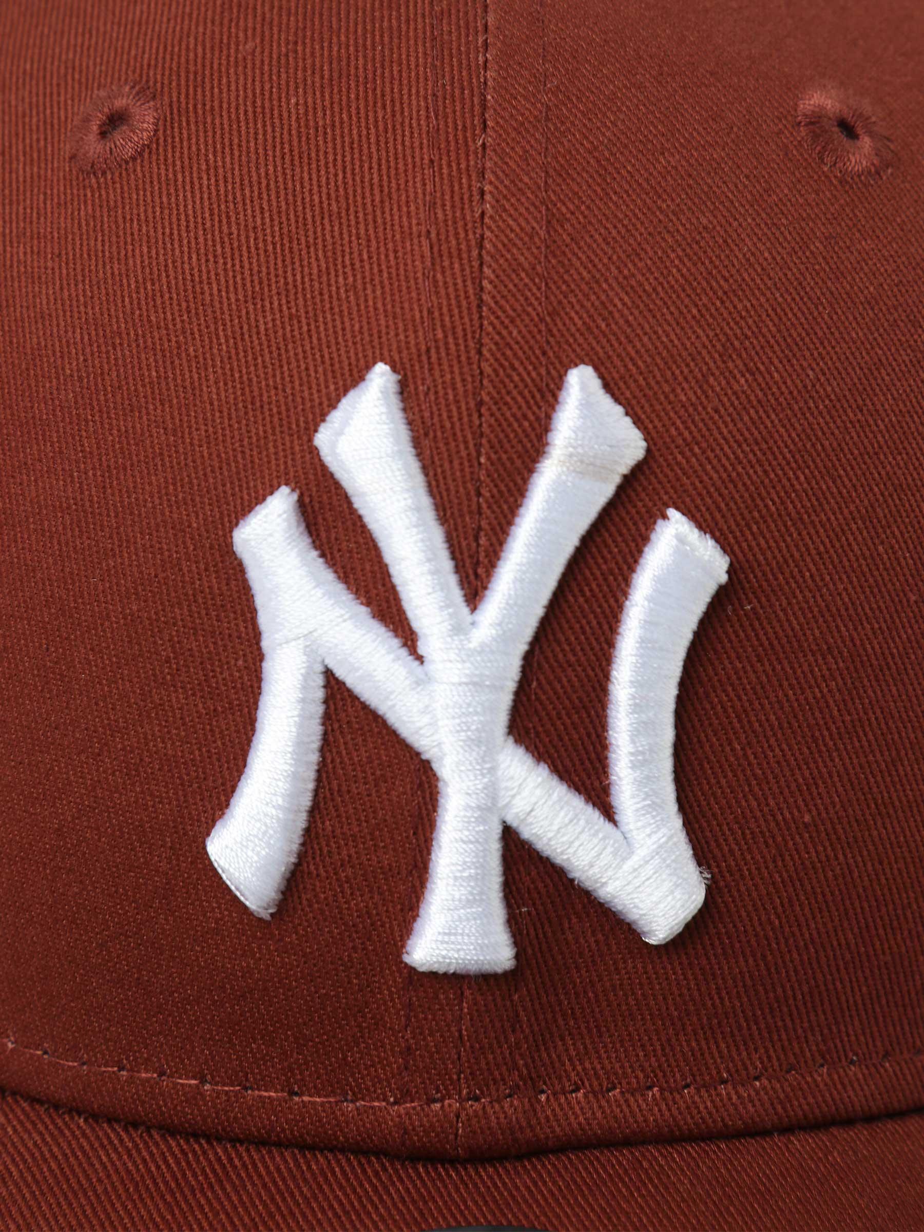 9Forty League Essential New York Yankees Red NE60141847
