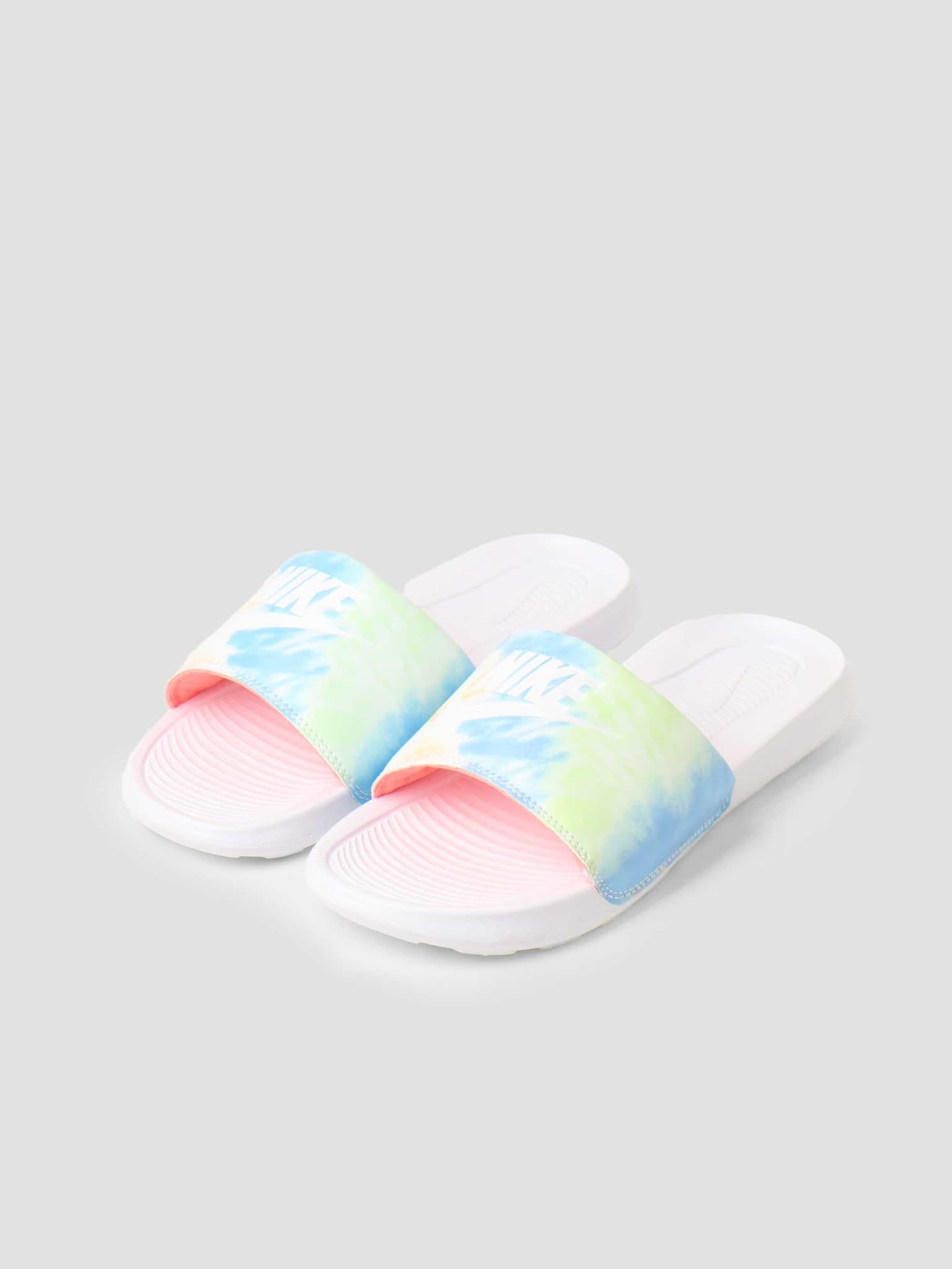 W Nike Victori One Slide Print White White Bright Mango Sapphire CN9676-101