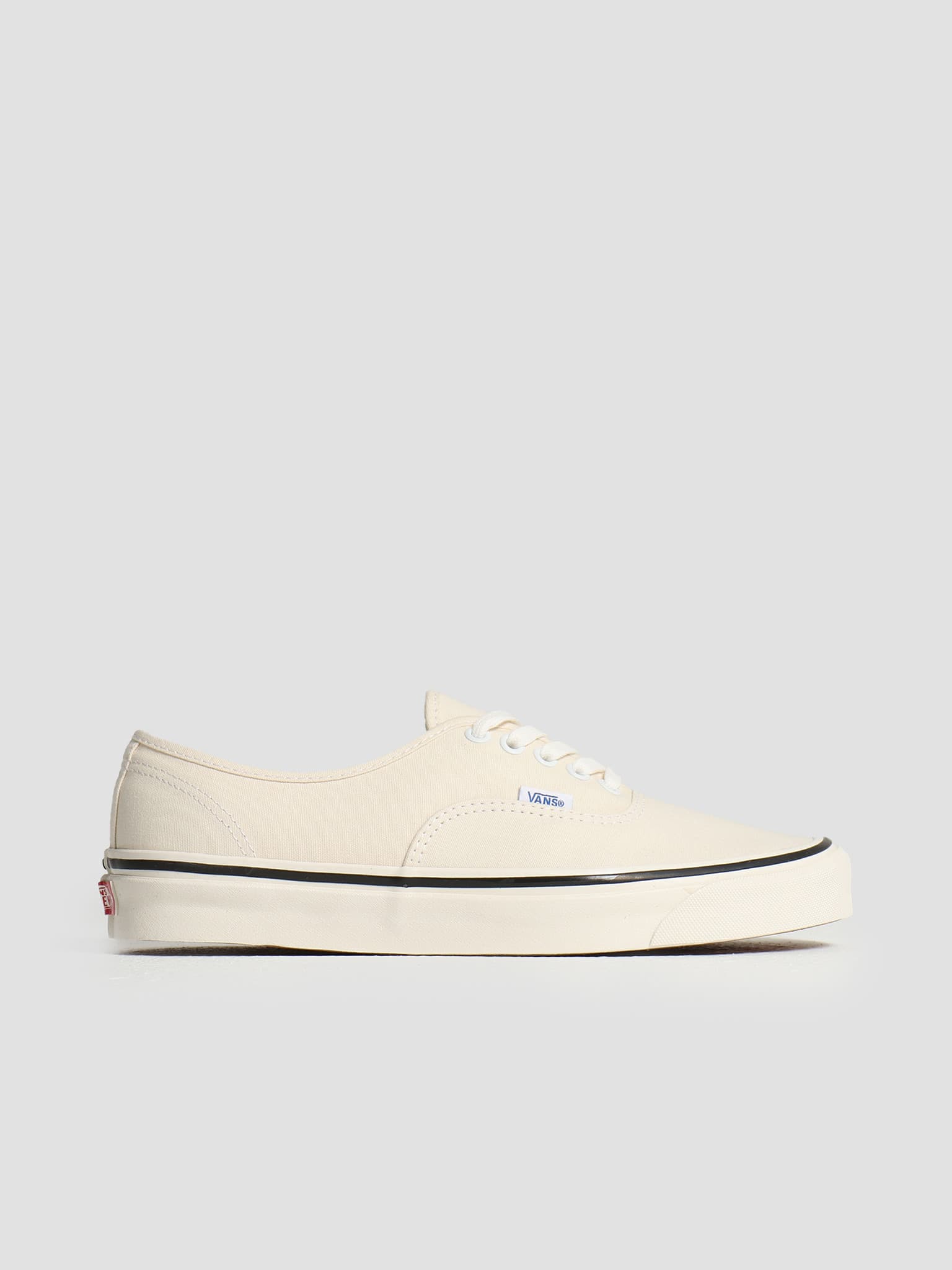 UA Authentic 44 DX Classic White VN0A38ENMR41